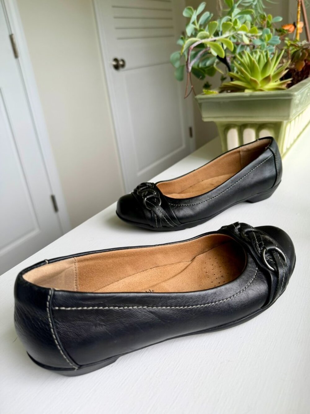SoftSpots Black Leather Comfort Flats – Braided Leather/Silver Accent – Size 7M